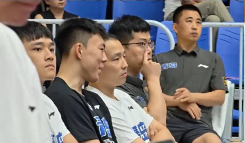 职业联赛转会纠纷引发球迷讨论