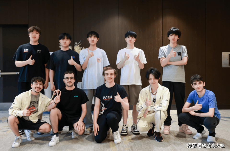 G2战队来得太早了，拳头还没准备训练地，被拍到在天津网吧里训练