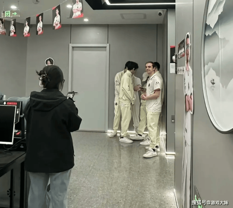 G2战队来得太早了，拳头还没准备训练地，被拍到在天津网吧里训练