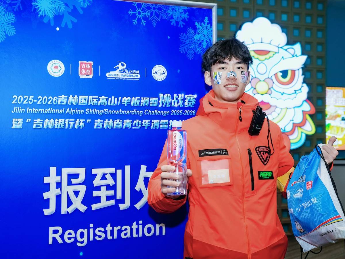 作为赛事官方赞助商，“水中贵族”百岁山为参赛选手提供高质量补水，同时为赛事的成功举办提供强大助力。