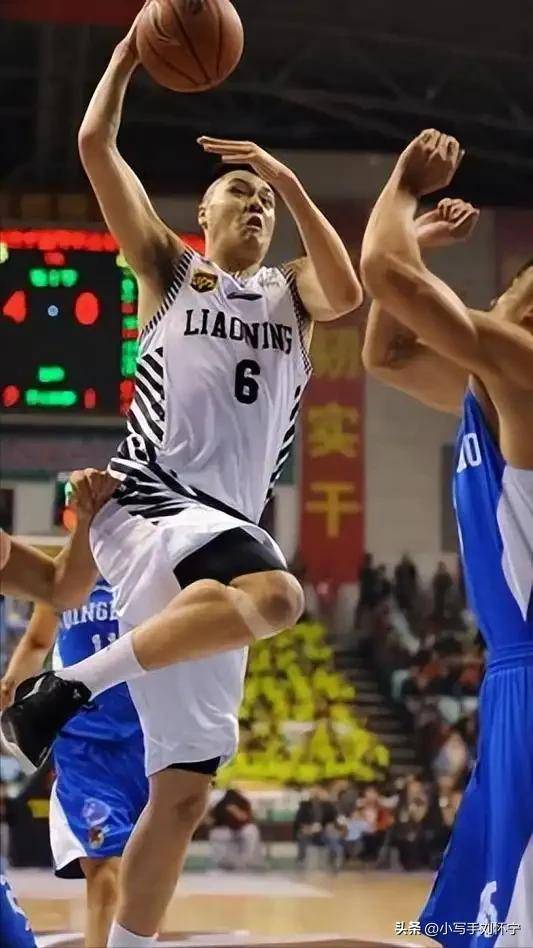 为什么贾队长解说篮球比赛，要比专业的篮球解说员还要有优势？